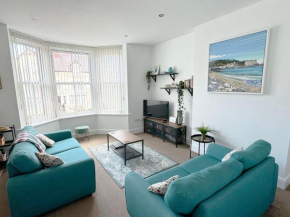 Private Parking, Central Llandudno, King Bed with Ensuite at Clement Lodge